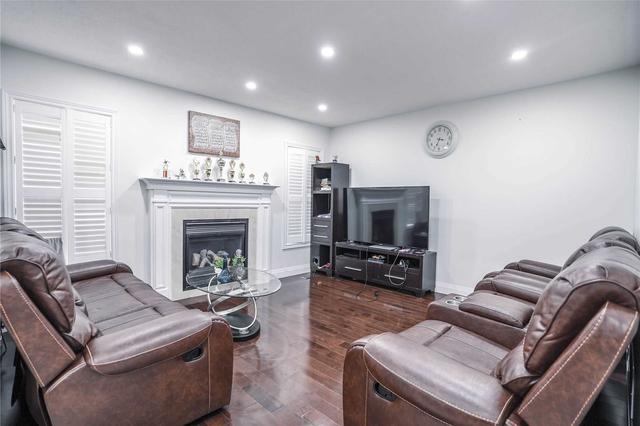 48 Lady Belle Cres W, House detached with 4 bedrooms, 4 bathrooms and 6 parking in Brampton ON | Image 2