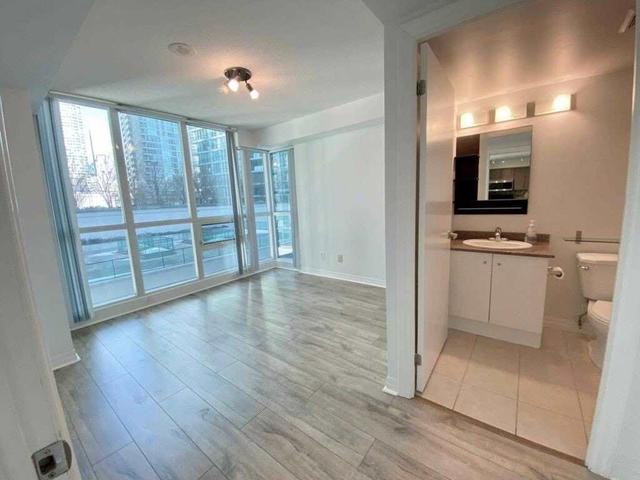 510 - 12 Yonge St, Condo with 2 bedrooms, 2 bathrooms and 1 parking in Toronto ON | Image 4