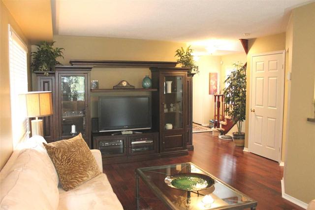 84 Booth Cres, House detached with 3 bedrooms, 2 bathrooms and 4 parking in Ajax ON | Image 5