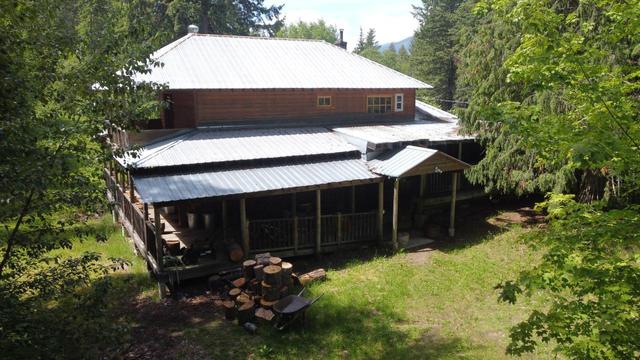 7467 St Thomas Road, House detached with 1 bedrooms, 2 bathrooms and null parking in Central Kootenay H BC | Card Image