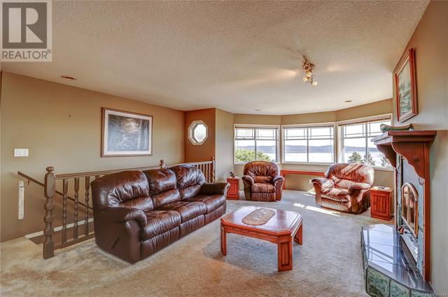 2295 Quatsino Cres, House detached with 3 bedrooms, 3 bathrooms and 3 parking in Port McNeill BC | Image 3