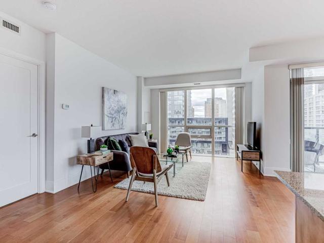 620 - 70 Roehampton Ave, Condo with 2 bedrooms, 2 bathrooms and 1 parking in Toronto ON | Image 2