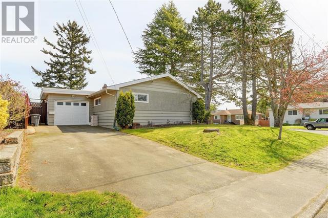 690 Baxter Ave, House detached with 4 bedrooms, 2 bathrooms and 3 parking in Saanich BC | Image 32