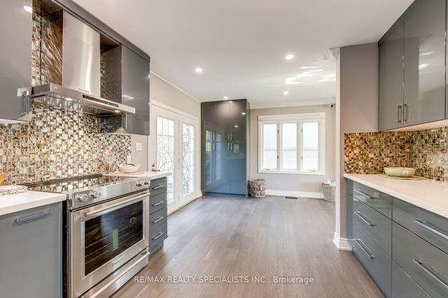 513 Maplehurst Ave, House detached with 4 bedrooms, 3 bathrooms and 5 parking in Oakville ON | Image 4