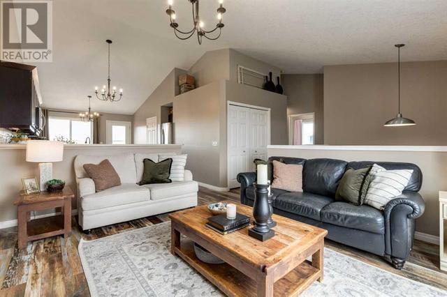 667 West Highland Crescent, House detached with 4 bedrooms, 3 bathrooms and 4 parking in Carstairs AB | Image 5