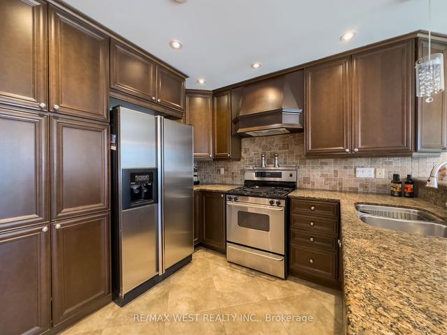 143 Colombo Cres, House detached with 3 bedrooms, 4 bathrooms and 4 parking in Vaughan ON | Image 5
