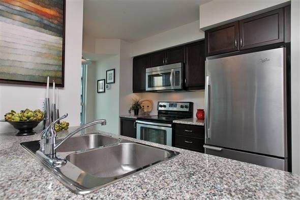 2206 - 19 Grand Trunk Cres, Condo with 2 bedrooms, 2 bathrooms and 1 parking in Toronto ON | Image 11