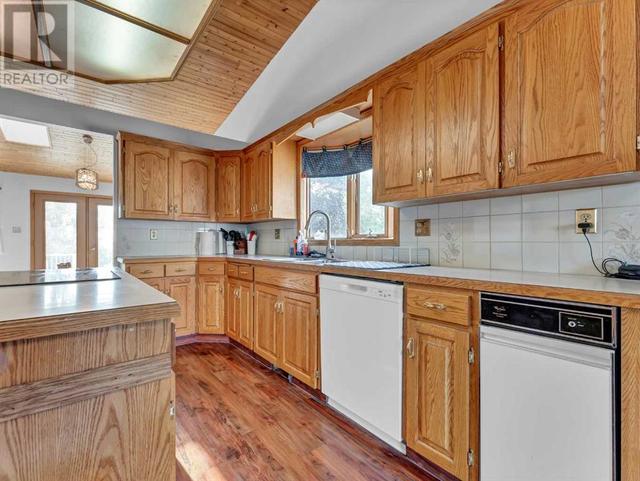 915 7 Street Se, House detached with 4 bedrooms, 3 bathrooms and 2 parking in Redcliff AB | Image 8