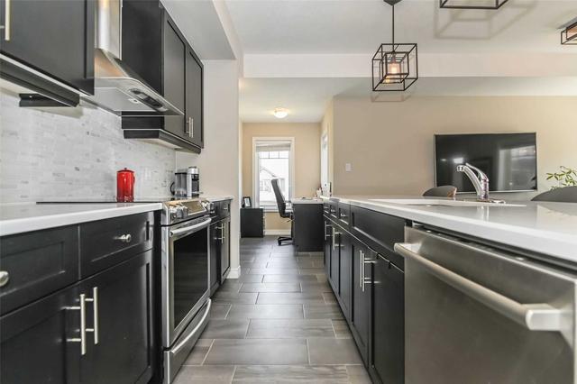 39 Kay Cres, Townhouse with 2 bedrooms, 3 bathrooms and 2 parking in Guelph ON | Image 2