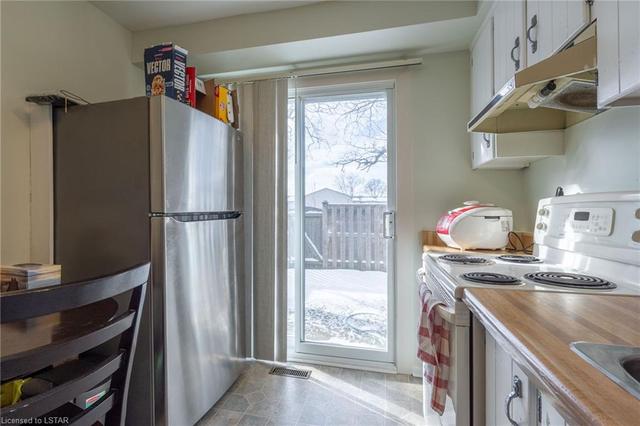 Kitchen, view to outside | Image 5