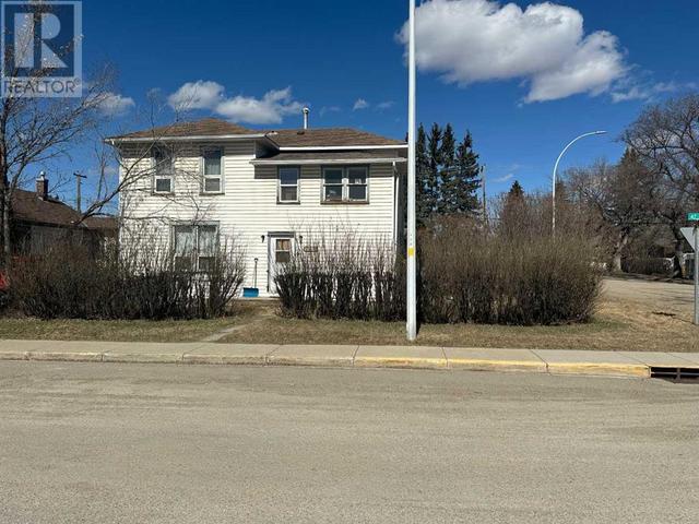 4726 47 Street, House detached with 2 bedrooms, 2 bathrooms and 4 parking in Olds AB | Image 2