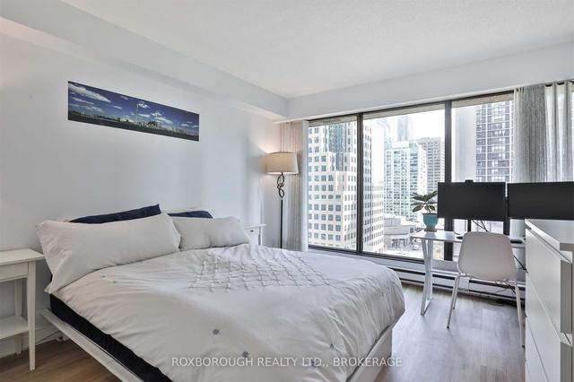 1318 - 55 Harbour Sq, Condo with 2 bedrooms, 2 bathrooms and 1 parking in Toronto ON | Image 10