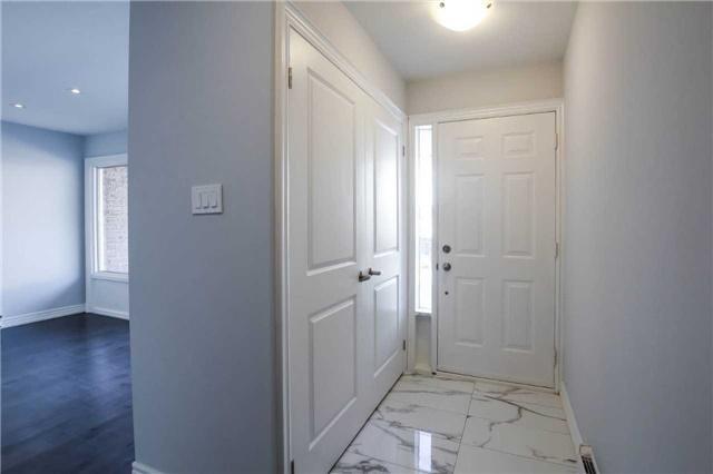 221 Milestone Cres, Townhouse with 3 bedrooms, 2 bathrooms and 1 parking in Aurora ON | Image 2