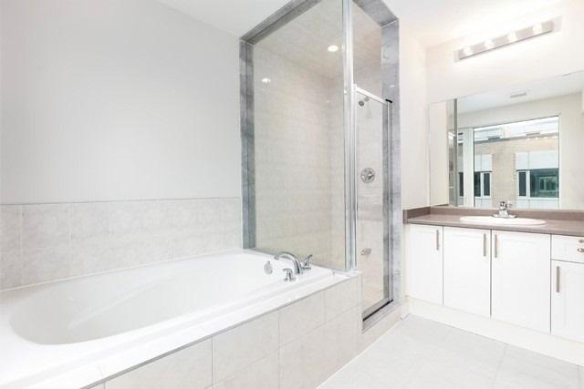 17 - 18 Applewood Lane, Condo with 3 bedrooms, 4 bathrooms and 1 parking in Toronto ON | Image 2