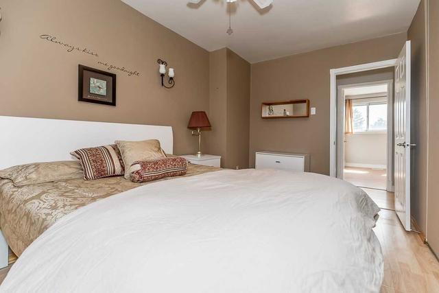 76 Poplar Cres, Townhouse with 3 bedrooms, 2 bathrooms and 5 parking in Aurora ON | Image 18