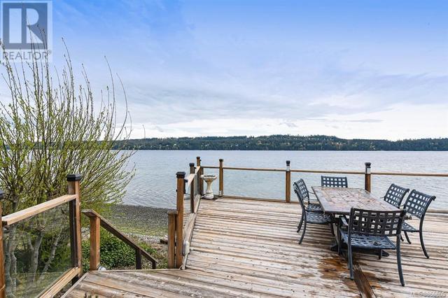 7602 Ships Point Rd, House detached with 3 bedrooms, 3 bathrooms and 6 parking in Comox Valley A BC | Image 11