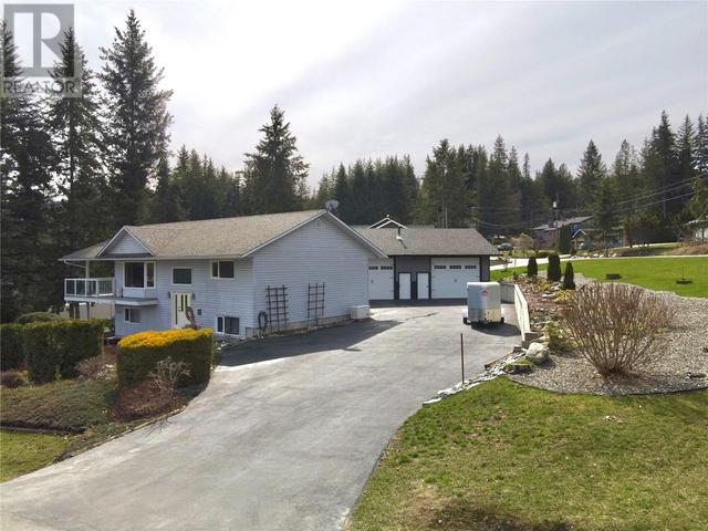 2454 Leisure Road, House detached with 4 bedrooms, 2 bathrooms and 2 parking in Columbia Shuswap C BC | Image 1