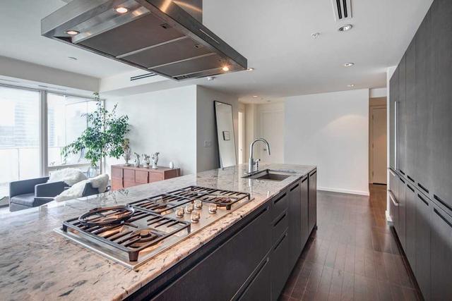 2909 - 180 University Ave, Condo with 2 bedrooms, 3 bathrooms and 1 parking in Toronto ON | Image 2