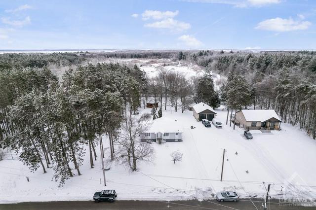 166 Concession 7 Road, House detached with 2 bedrooms, 2 bathrooms and 6 parking in Alfred and Plantagenet ON | Image 2