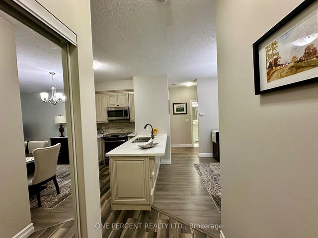901 - 1359 Rathburn Rd E, Condo with 1 bedrooms, 1 bathrooms and 1 parking in Mississauga ON | Image 2