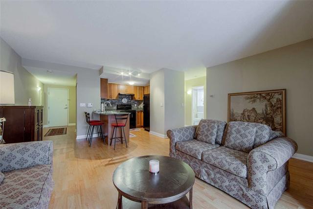 203 - 35 Hunt Ave, Condo with 2 bedrooms, 2 bathrooms and 1 parking in Richmond Hill ON | Image 6