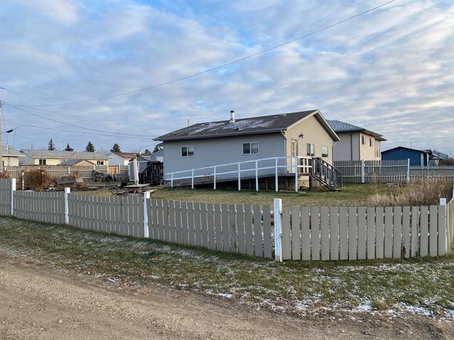 4639 55 Street, House detached with 2 bedrooms, 1 bathrooms and 2 parking in Saddle Hills County AB | Card Image