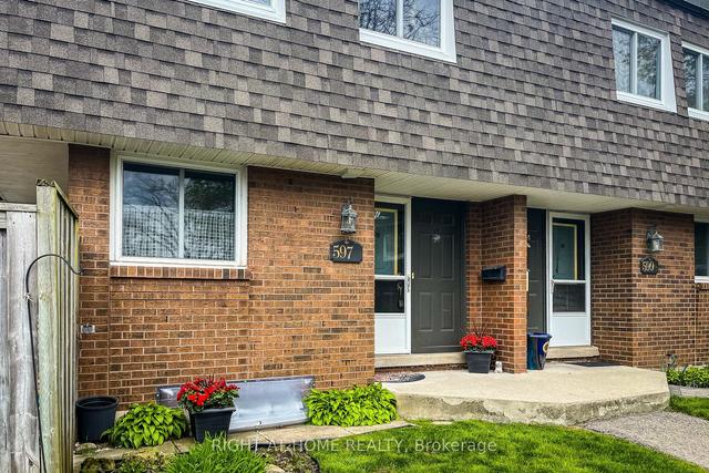 597 Timber Lane, Townhouse with 4 bedrooms, 2 bathrooms and 1 parking in Burlington ON | Image 1