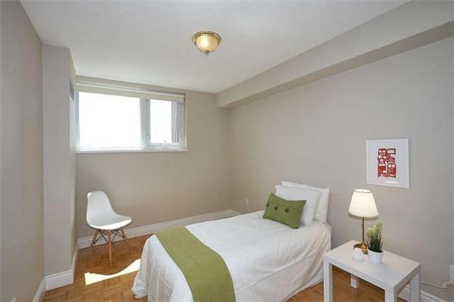 1002 - 250 Scarlett Rd, Condo with 2 bedrooms, 1 bathrooms and 1 parking in Toronto ON | Image 12
