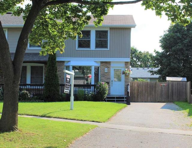 556 Lakeview Ave, House semidetached with 3 bedrooms, 2 bathrooms and 3 parking in Oshawa ON | Image 1