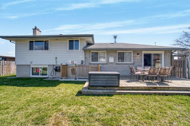 66 Dixon St, House detached with 3 bedrooms, 2 bathrooms and 4 parking in Kitchener ON | Image 32
