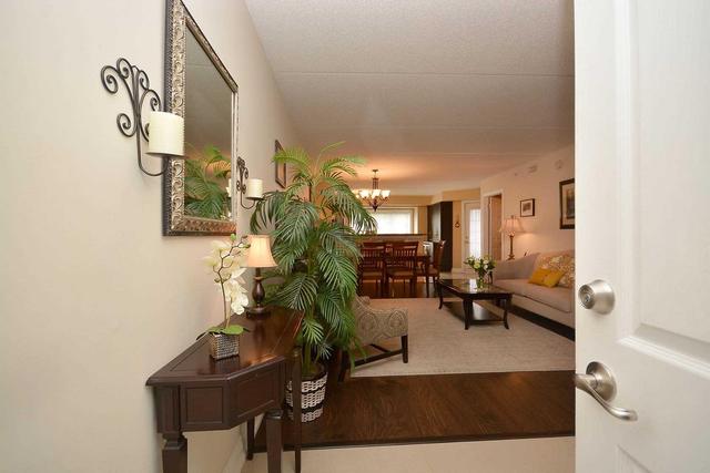211 - 1380 Main St E, Condo with 3 bedrooms, 2 bathrooms and 2 parking in Milton ON | Image 2