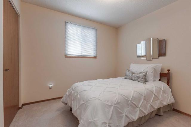 2405 Malcolm Cres, House detached with 3 bedrooms, 2 bathrooms and 3 parking in Burlington ON | Image 17