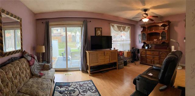85 Dawson Cres, Townhouse with 3 bedrooms, 2 bathrooms and 3 parking in Brampton ON | Image 7