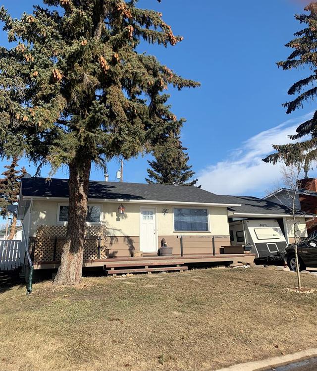 10610 92b Street, House detached with 3 bedrooms, 2 bathrooms and 3 parking in Grande Prairie AB | Image 2