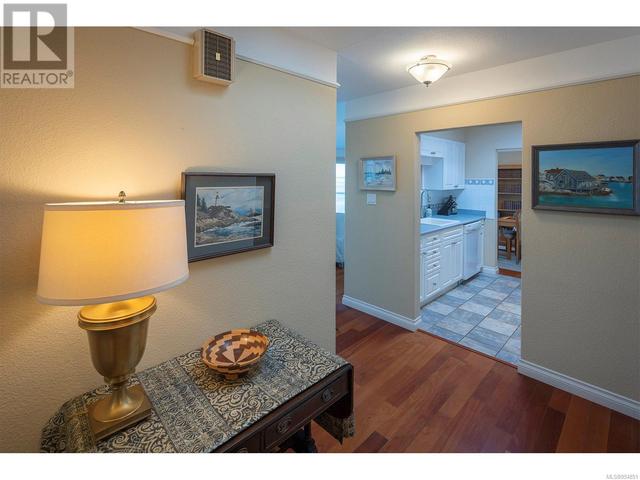 302 - 1270 Beach Dr, Condo with 2 bedrooms, 1 bathrooms and null parking in Oak Bay BC | Image 16