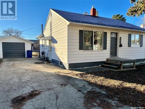 222 2nd Avenue W, House detached with 2 bedrooms, 1 bathrooms and null parking in Gravelbourg SK | Card Image