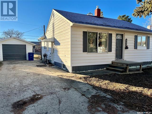 222 2nd Avenue W, House detached with 2 bedrooms, 1 bathrooms and null parking in Gravelbourg SK | Image 1