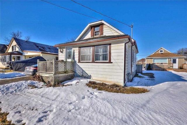 22 Clarke St, House detached with 2 bedrooms, 1 bathrooms and 3 parking in Port Colborne ON | Image 1