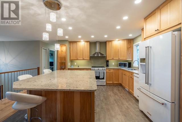 7715 Tronson Road, House detached with 5 bedrooms, 3 bathrooms and 6 parking in Vernon BC | Image 12