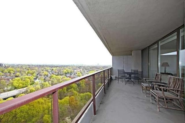 2001 - 10 Avoca Ave, Condo with 2 bedrooms, 2 bathrooms and 1 parking in Toronto ON | Image 13