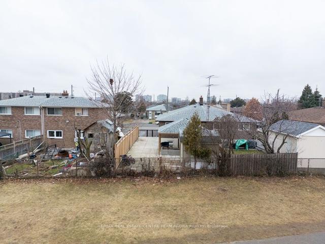 35 Goldsboro Rd, House semidetached with 3 bedrooms, 3 bathrooms and 3 parking in Toronto ON | Image 31