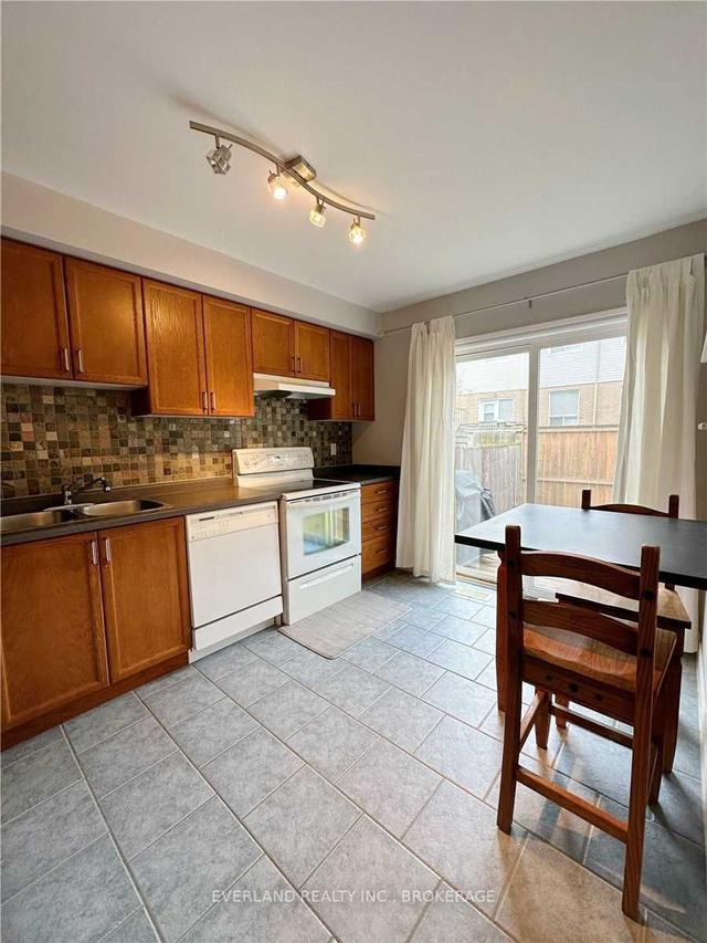 11 - 39 Pinewoods Dr, Townhouse with 3 bedrooms, 2 bathrooms and 2 parking in Hamilton ON | Image 4