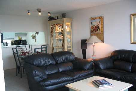 1215 - 250 Webb Dr, Condo with 2 bedrooms, 2 bathrooms and 1 parking in Mississauga ON | Image 6