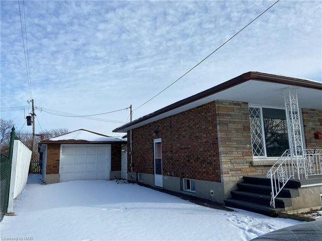 upper - 22 Stewart Avenue, House detached with 3 bedrooms, 1 bathrooms and null parking in Thorold ON | Image 2