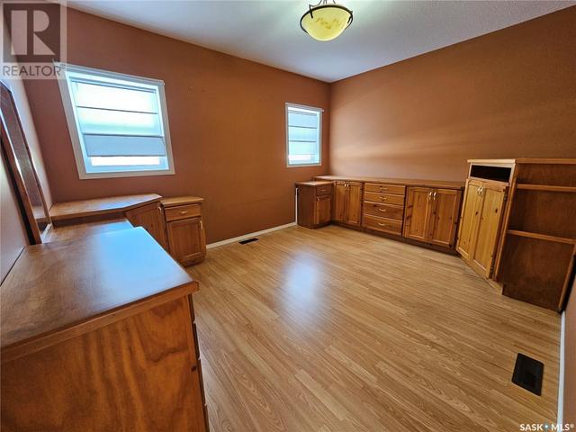 124 3rd Street E, House detached with 2 bedrooms, 2 bathrooms and null parking in Ponteix SK | Image 14