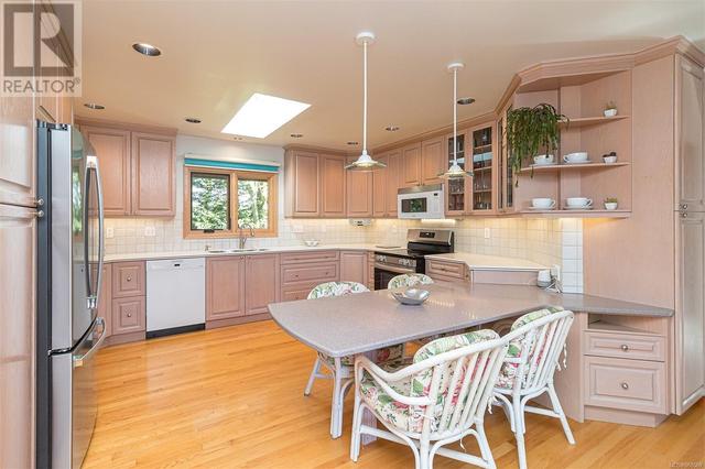 3098 Midland Rd, House detached with 4 bedrooms, 3 bathrooms and 8 parking in Oak Bay BC | Image 14