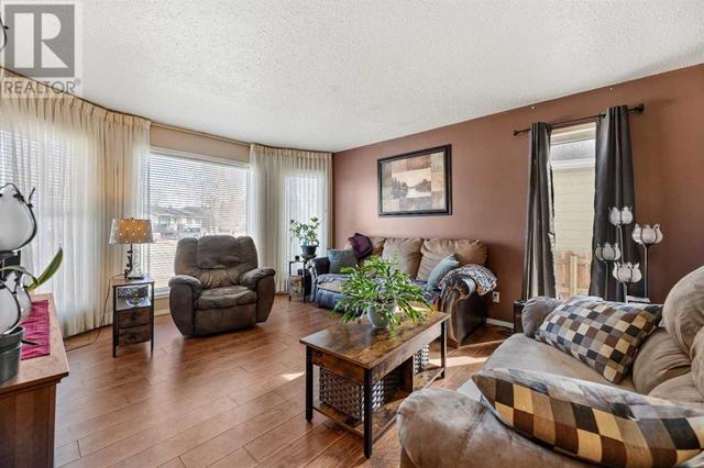 4521 Shannon Drive, House detached with 2 bedrooms, 1 bathrooms and 6 parking in Olds AB | Image 3