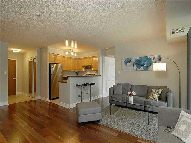 1015 - 23 Lorraine Dr, Condo with 2 bedrooms, 2 bathrooms and 1 parking in Toronto ON | Image 1