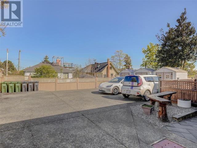 2719 Asquith St, House attached with 2 bedrooms, 1 bathrooms and 1 parking in Victoria BC | Image 24