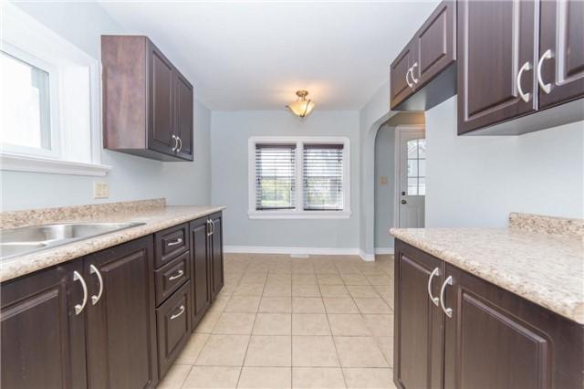 70 Colborne St W, House detached with 2 bedrooms, 2 bathrooms and 2 parking in Oshawa ON | Image 2